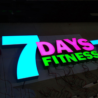 Letrero 3D personalizado para exteriores con letras de canal LED iluminadas frontalmente, de acrílico y acero inoxidable, para publicidad de nombres de tiendas y negocios.