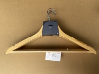 Lavilia fabricant de cintres de luxe en bois, vente en gros, cintres personnalisés avec logo