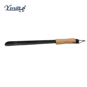Calzador Yinste con mango de madera y cepillo negro para calzar y limpiar zapatos fácilmente - Product Image 2