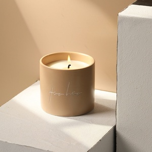 Bougie d'aromathérapie en céramique avec inscription en relief, étiquette privée OEM, pot en glaçure mate pour la décoration parfumée des chambres d'hôtel - Product Image 3