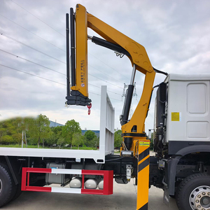 Camion grue de dépannage HOWO 4X2 avec grue hydraulique de 8 tonnes à flèche articulée pour l'assistance routière municipale - Product Image 4