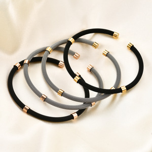 Bracelet en maille de câble en acier inoxydable |   Bracelet ouvert avec embout en or ou or rose |   Bijoux minimalistes modernes pour femmes - Product Image 1