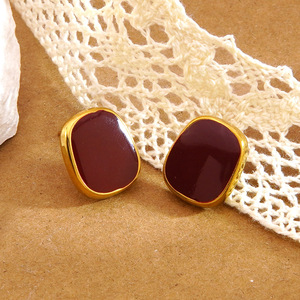 TZ134 Set <span class=keywords><strong>di</strong></span> Gioielli Vintage Placcato <span class=keywords><strong>Oro</strong></span> 18K con Smalto Bordeaux Irregolare - Collana con Ciondolo e Orecchini a Perno in Acciaio Inossidabile per <span class=keywords><strong>Donna</strong></span> - Product Image 4