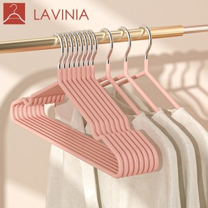 Cintres métalliques antidérapants Lavinia en gros, noirs et blancs, avec revêtement en PVC - Product Image 1
