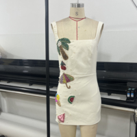 Robe Courte Moulante Sexy pour Femme à Col Carré et Bretelles Exquises, Ornée de Strass et de Perles, Idéale pour les Fêtes à la Plage