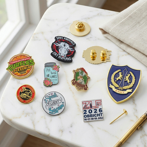 Pins de Solapa Personalizados OEM con Diseño a Medida, Logotipo y <span class=keywords><strong>Nombre</strong></span>, Lindos Pins de Metal Esmaltados Suaves y Duros para <span class=keywords><strong>Ropa</strong></span> - Product Image 1