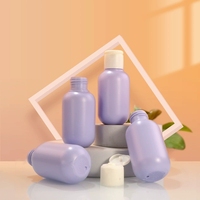 Bouteille d'échantillon en PEHD, courte et robuste, 80 ml, violette, finition douce mate, pour emballage d'articles d'accueil hôteliers - Vente en gros usine