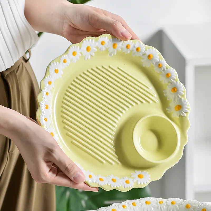 Керамическая тарелка с тиснением