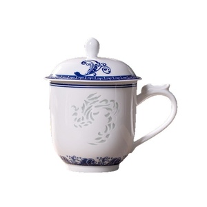 Tasse de bureau en céramique de Jingdezhen avec couvercle, cadeau pour salle de réunion, tasse à thé Linglong bleue et blanche, usage domestique, résistante aux hautes températures - Product Image 5