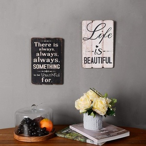 Insegna Rustica in Legno Dipinto di Bianco da Appendere a Parete, Placca Decorativa 'La Vita è Bella' Fatta a Mano per Arredamento Casa - Product Image 6