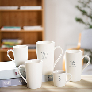 Mug à café en céramique classique écologique personnalisable avec couvercle en bois - Passe au lave-vaisselle Cadeau de voyage pour le café, le thé, la bière, les fêtes - Product Image 4