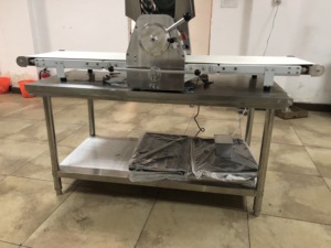 Bảng Top <span class=keywords><strong>Dough</strong></span> sheeter thương mại công nghiệp bán tự động bánh Croissant bánh mì bột Puff Pastry Máy bột sheeter - Product Image 2