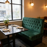Ensemble de meubles personnalisés pour café-restaurant, banquette en tissu vert capitonnée
