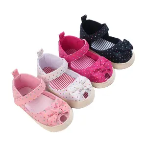Chaussures souples pour filles Chaussures de berceau pour premiers pas à semelle souple pour tout-petits Chaussons en polaire pour bébés filles et garçons