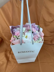 Bolsa de Papel Trapezoidal con Logotipo en Papel Plateado Personalizado, Bolsa de Regalo para Ramos Altos con Asa de Cinta de Satén para Empaque de Floristería - Product Image 4