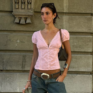 Blouse à col en V style mature léger, avec bordure en dentelle, boutonnée sur le devant, manches courtes, coupe ajustée, crop top amincissant, design à manches bouffantes - Product Image 4