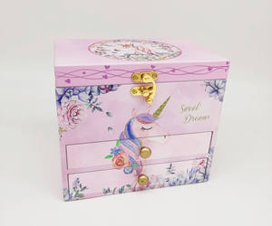 Caja Musical de Madera con Diseño de Unicornio, Color Morado Princesa, con Cerradura y Llave, Regalo para Niñas, Joyero Personalizado - Product Image 2