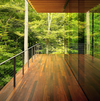 Rampe de porche extérieure avec câble métallique, balustrade noire et main courante en bois