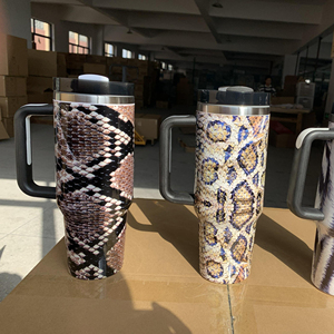 Mug de voyage isotherme de 40 oz de style nordique avec poignée et couvercle à imprimé léopard et paille, compatible lave-vaisselle - Product Image 4