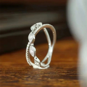 Anello a Doppio Strato Incrociato con Taglio Marquise per Donne, Elegante Gioiello da Dito per Uso Quotidiano - Product Image 3