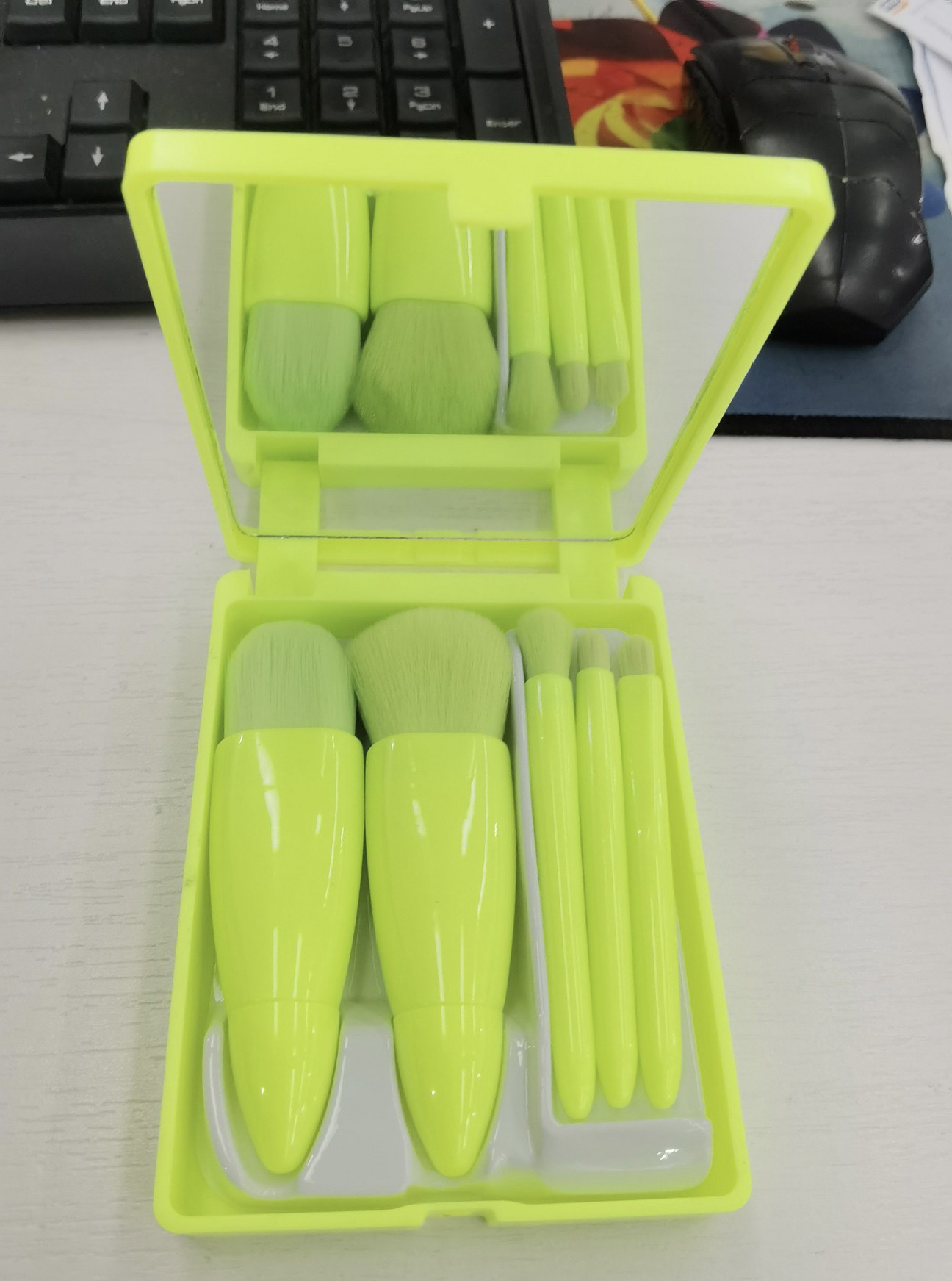 Five makeup brushes with mirrors (fluorescent green)