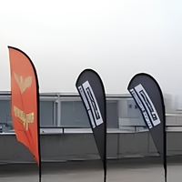 Drapeau de plage personnalisé en forme de plume, drapeau publicitaire extérieur en forme de goutte d'eau avec base de poteau pour la promotion d'événements, vente en gros d'usine OEM