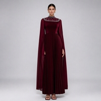 Robe de soirée longue plissée bordeaux unie pour femme, ornée de diamants et de perles, à col montant, manches longues évasées et fente fluide