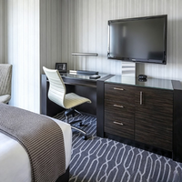 Ensemble de mobilier pour suite d'hôtel urbaine : Lit avec tête de lit rembourrée moderne, commode de chevet, bureau, canapé lounge pour chambre et appartement
