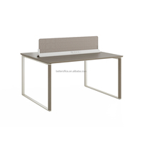 Bureau de travail pour 2 personnes avec écran de confidentialité et ports de charge USB, poste de travail moderne pour les agencements de bureaux ouverts