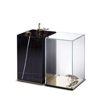 Table d'appoint de design haut de gamme inspirée de la métamorphose, créatures dorées, fragments de marbre et de miroir, pour villa