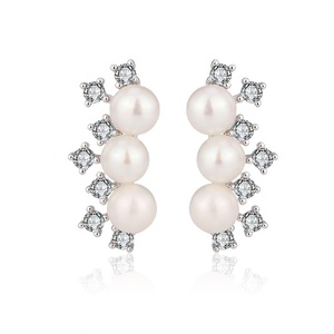 Boucles d'oreilles clous classiques KAMMY 5,5-6 mm en argent 925 avec perles d'eau douce, moissanite et zircon, style vintage et tendance pour les fêtes - Product Image 1