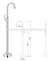 Baignoire autoportante la plus récente avec douche à montage au sol, robinet à poignée unique, motifs en laiton, matériau céramique