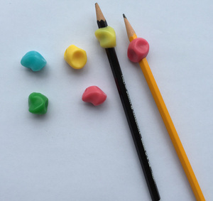 Porte-crayon en silicone souple pour enfants, aide à l'écriture compatible avec la plupart des instruments d'écriture pour les élèves - Product Image 3