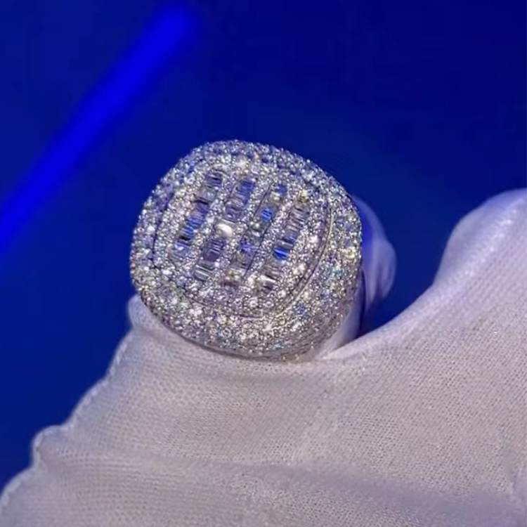 โมอิสซาไนต์บาแกตสีขาว