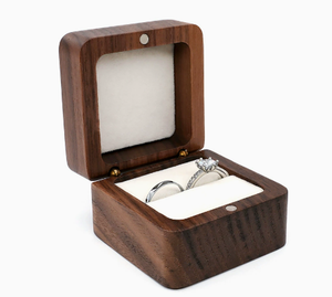 Caja de Anillo de Madera de Nogal Negro Personalizada, con Forro de Terciopelo Magnético, para Propuesta de Matrimonio o Compromiso - Product Image 1