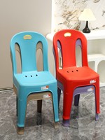 Chaise de salle à manger monobloc en plastique épaissi, style luxe léger, pour usage commercial, avec dossier, empilable et facile à ranger, de Guangdong