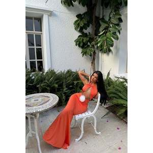 Robe de bal orange en satin avec col haut et bretelles spaghetti, taille empire, style simple, disponible en longueur genou et longueur au sol - Product Image 3