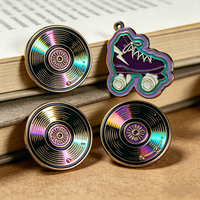 Épingles en émail personnalisées de style antique avec placage arc-en-ciel
