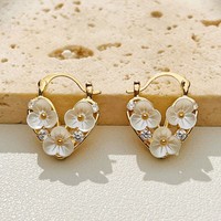 Boucles d'oreilles haut de gamme en forme de cœur de fleur, accessoire tendance en laiton