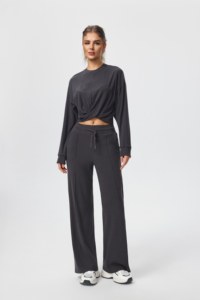 Set coordinato con top sportivo a maniche lunghe con design incrociato e pantaloni a gamba larga con coulisse. - Product Image 3