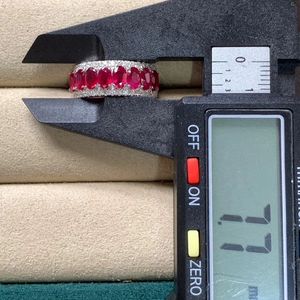 แหวนทองคำขาวบริสุทธิ์ 18K ยี่ห้อซินฟลาย ประดับเพชรธรรมชาติ 0.42 กะรัต และทับทิม 2.8 กะรัต รับรองโดย GRC ผลิตเพื่อขายส่ง - Product Image 4