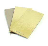Feuilles de carton recyclé laminées avec film métallisé anti-déformation pour support à gâteau