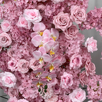 Roses artificielles roses réalistes et vibrantes, parfaites pour les décorations de fond de mariage et d'anniversaire et les colonnes florales