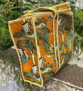 Sac fourre-tout matelassé en coton imprimé, avec poignées confortables et rembourrage doux, idéal pour les voyages et le shopping - Product Image 2