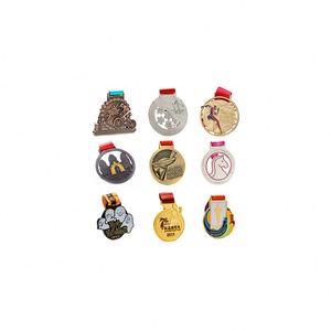 Medalla de correr de fútbol de metal dorado 5K personalizada con cinta, Medalla deportiva personalizada, fabricante de maratón personalizado, medallas a medida - Product Image 1