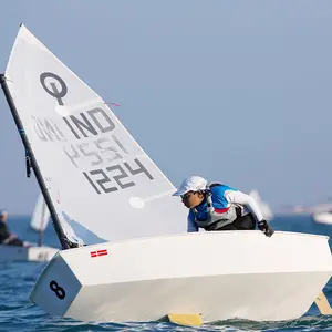 Vente en gros d'usine Yacht en fibre de verre modèle de bateaux à moteur de vitesse à vendre