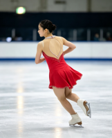 Robe de patinage artistique rouge à col licou, dos évidé, jupe ornée de strass, pour filles et adultes, compétition et performance