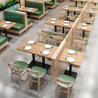 Ensemble de meubles de café, de restaurant et de salon de thé moderne, canapés en cuir véritable vert foncé, sièges en banquette et tables à manger en bois massif
