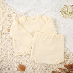 Ensemble cadeau pour nouveau-né <span class=keywords><strong>de</strong></span> 7 pièces - Combinaison en coton biologique à motif d'ours, chaussons, attache-sucette et hochet dans un coffret cadeau pour baby shower - Product Image 4