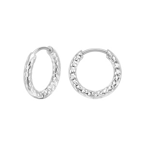 ต่างหูห่วงแบบคลา<span class=keywords><strong>ส</strong></span><span class=keywords><strong>ส</strong></span>ิคลายหนังงู  ทำจากสแตนเลส<span class=keywords><strong>ส</strong></span>ตีลเคลือบเงิน  ผิวสัมผั<span class=keywords><strong>ส</strong></span>แบบตอกลาย  เห<span class=keywords><strong>ม</strong></span>าะ<span class=keywords><strong>ส</strong></span>ำหรับทั้งชายและหญิง  เป็นของขวัญ - Product Image 4